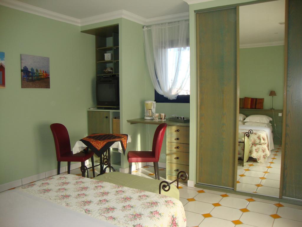 Les Chambres Du Midi Aigues-Mortes Chambre photo